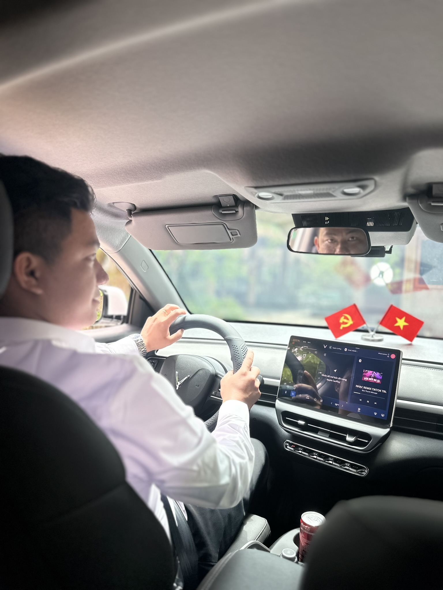 Modern VinFast VF6 Eco used for airport transfers